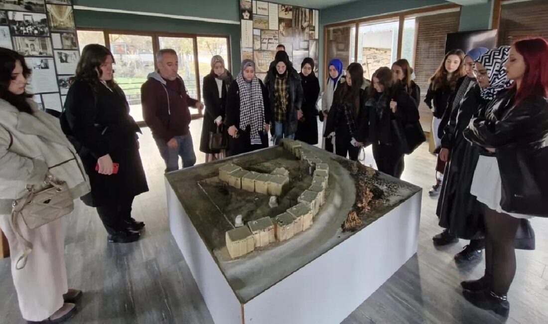 Gençlik Bursa’da yollarda’ projesiyle Bursa’da yaşayan gençlere ücretsiz turlarla kenti