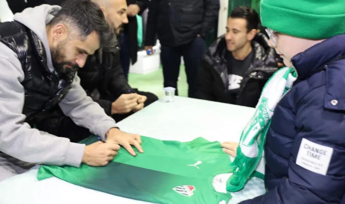 Bursaspor Teknik Direktörü Pablo Martin Batalla ile futbolcular Ahmet İlhan