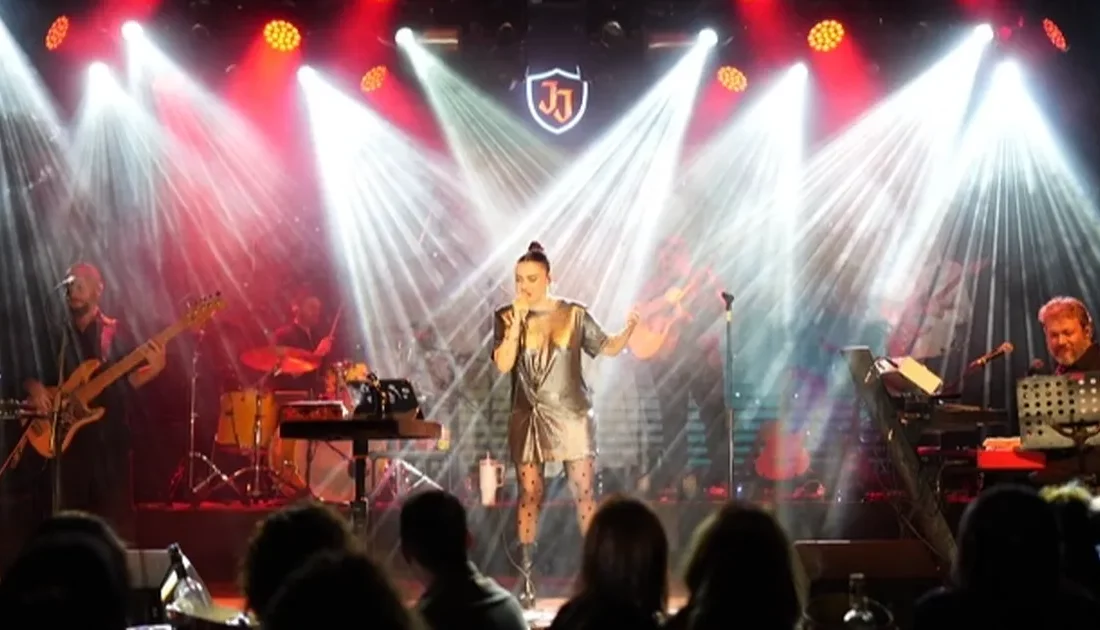 Ceylan Ertem’den ‘Sezen’ sürprizi Denizli Jolly Joker‘de dinleyicileriyle buluşan Ceylan Erten aynı zamanda güzel