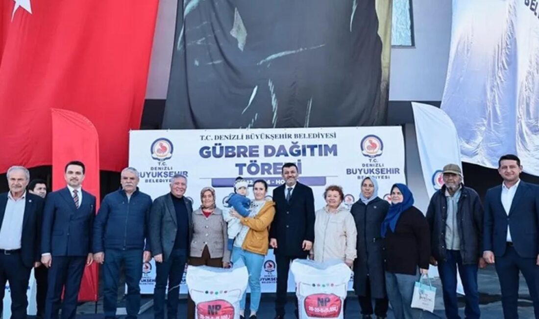 Denizli Büyükşehir Belediyesi’nin gübre desteği dağıtımları başladı. Honaz ilçesinde üreticilerle