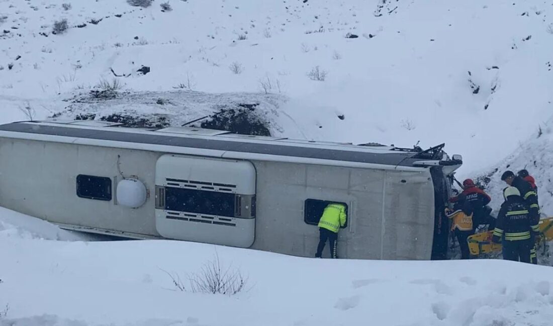 Erzincan'da yolcu otobüsü şarampole devrildi. Feci kazada 1'i ağır, 27