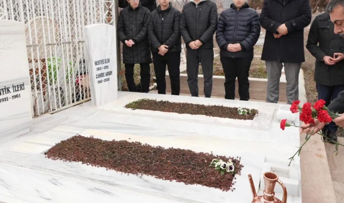 Millî Eğitim Bakanı Yusuf Tekin, eski Millî Eğitim Bakanı Tevfik