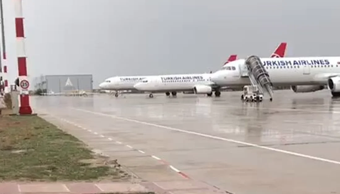 Olumsuz hava şartlarından ötürü İstanbul'daki havalimanlarına inemeyen yolcu uçakları Bursa'dak