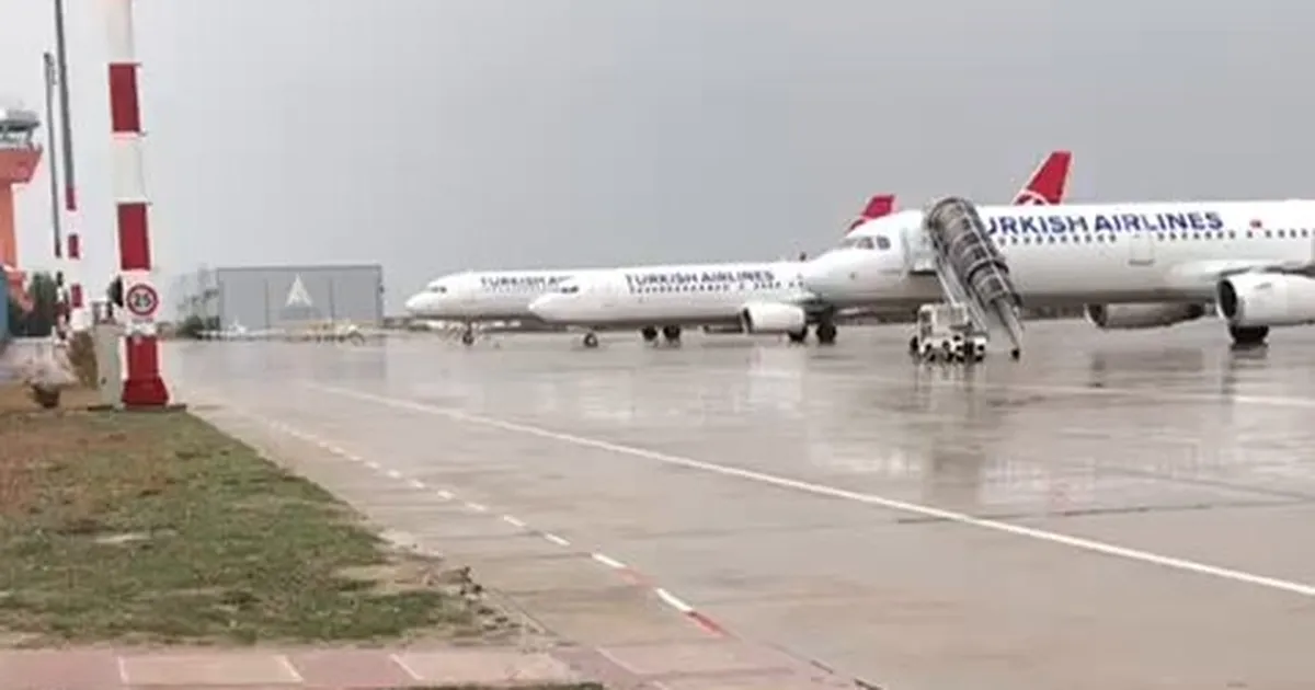 Olumsuz hava şartlarından ötürü İstanbul'daki havalimanlarına inemeyen yolcu uçakları Bursa'dak