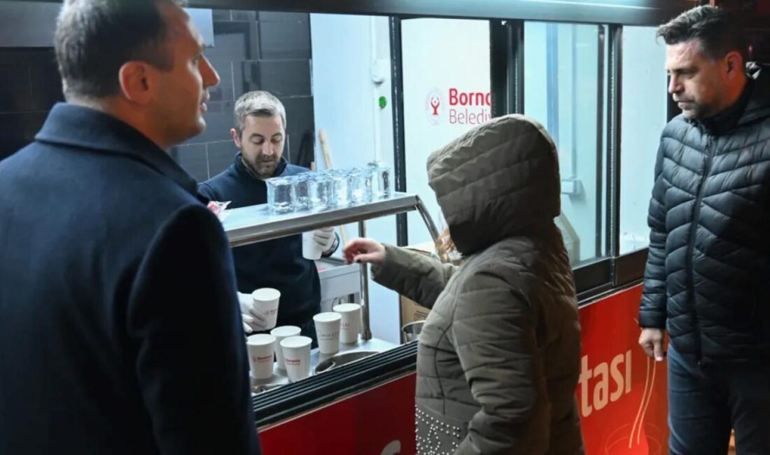İzmir'de Bornova Belediyesi, kış aylarında Bornova Metro çıkışında her sabah