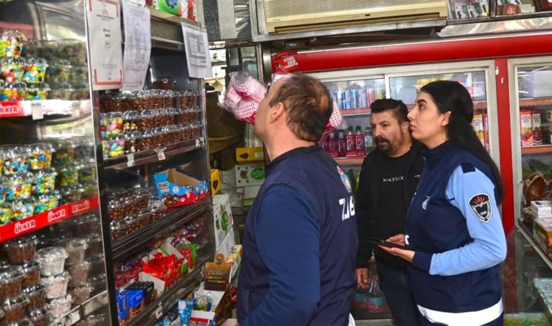 İzmir'de Karabağlar Belediyesi Zabıta Müdürlüğü ekipleri, yeni yıl öncesinde vatandaşların
