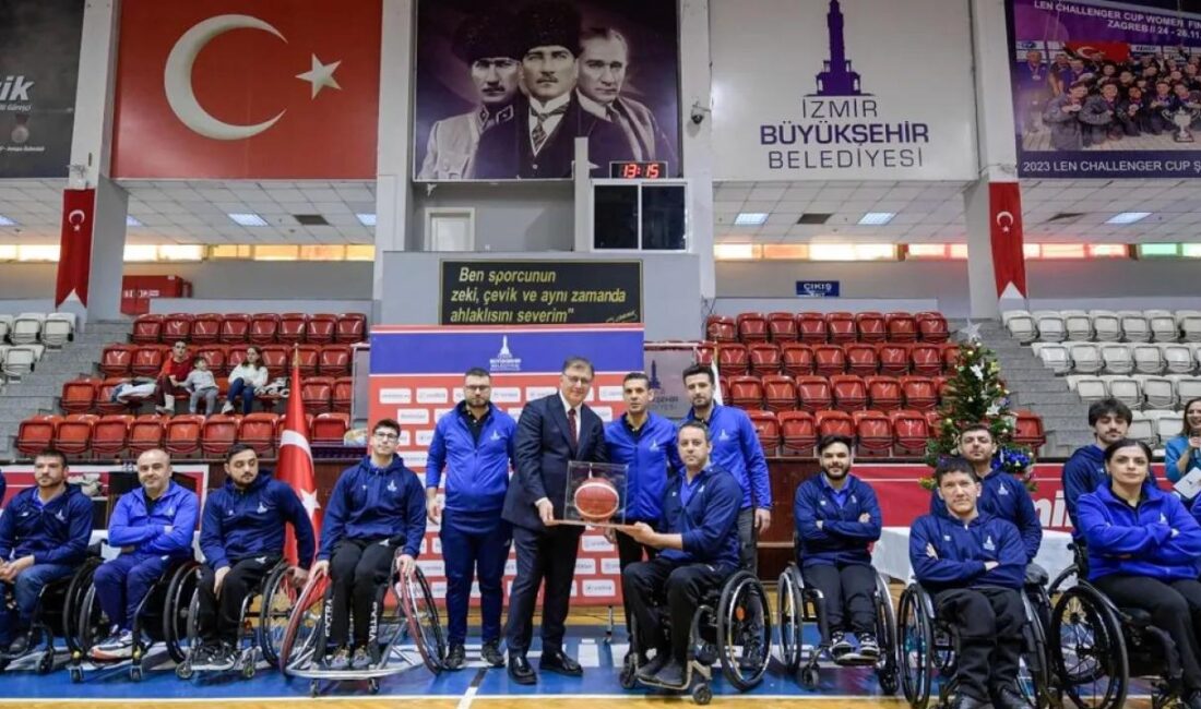 İzmir Büyükşehir Belediye Başkanı Dr. Cemil Tugay, yeni yıl etkinliği