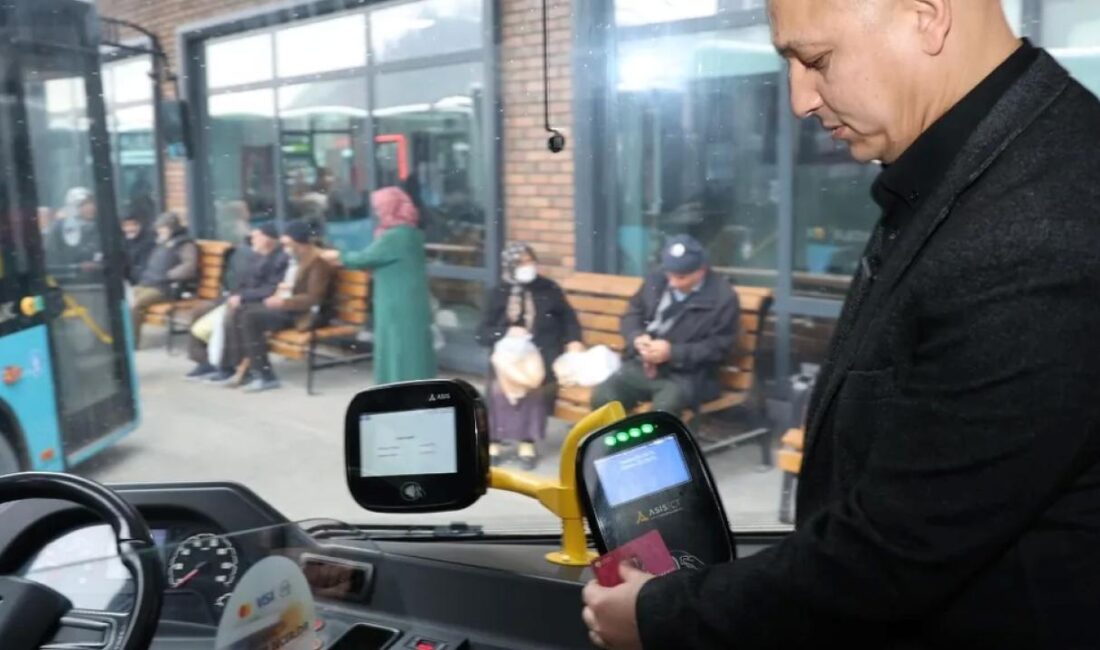 Kırıkkale Belediye Başkanı Ahmet Önal, halk otobüsüne binerek vatandaşlarla yolculuk
