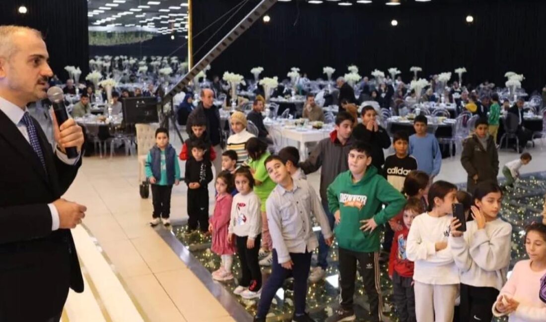 Kocaeli'de Çayırova Belediye Başkanı Bünyamin Çiftçi, ilçedeki yetim çocuklar ve