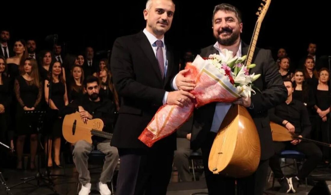 Kocaeli'de Çayırovalı yeteneklerden oluşan Türk Halk Müziği Korosu, Şef Ünal