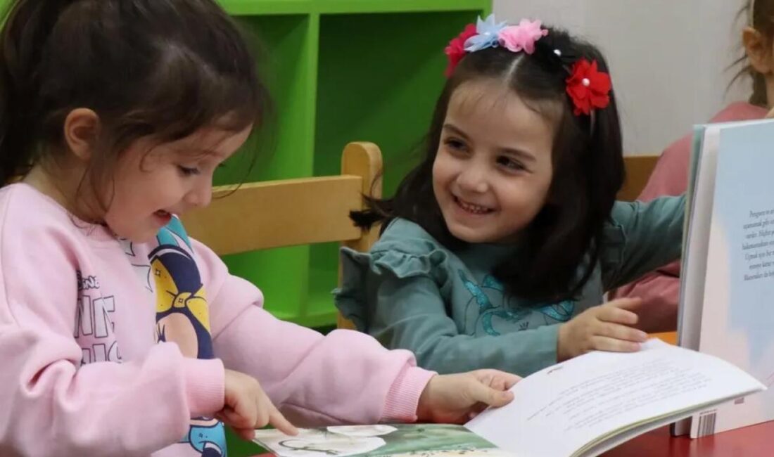 İzmit Belediyesinin çocuklara yönelik açtığı Çocuk Kütüphanesi çocukları kitapların büyülüğü