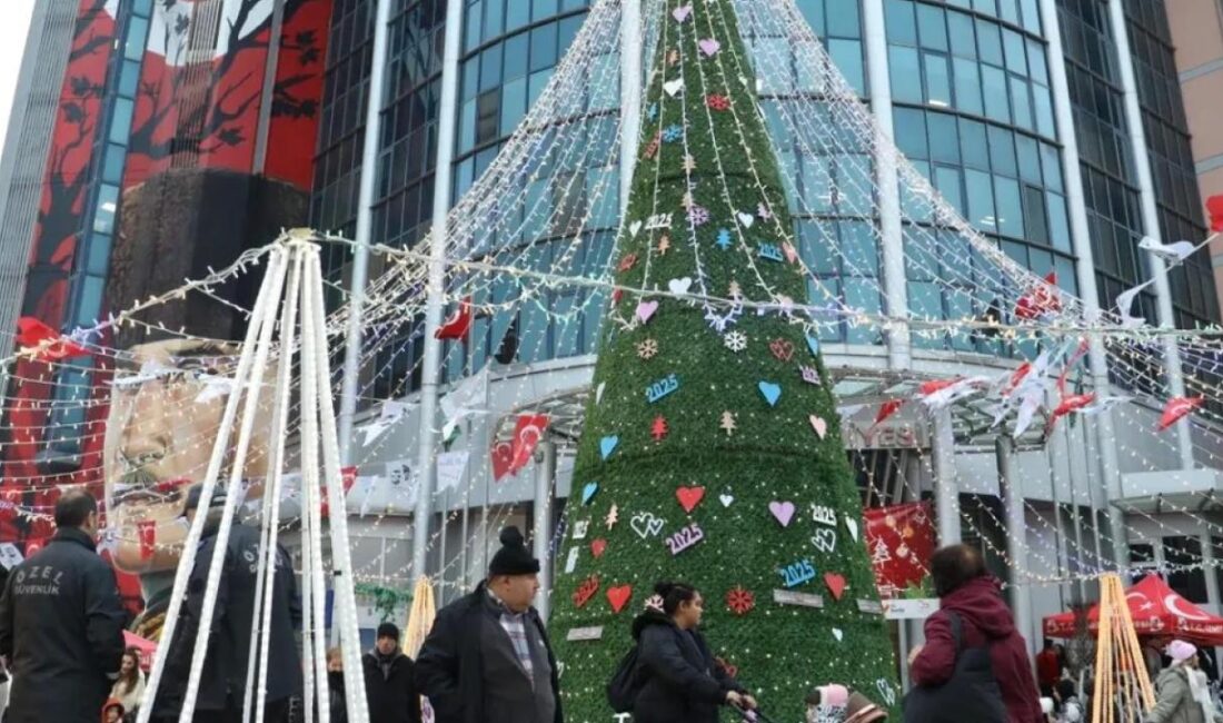 İzmit Belediyesi, yeni yıl coşkusunu şehrin kalbine taşıyarak vatandaşlara eğlence
