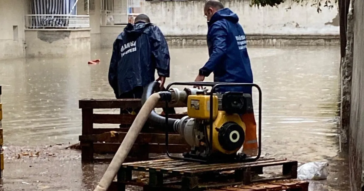 Manisa’da etkili olan olumsuz hava koşullarına karşı Büyükşehir Belediyesi tüm