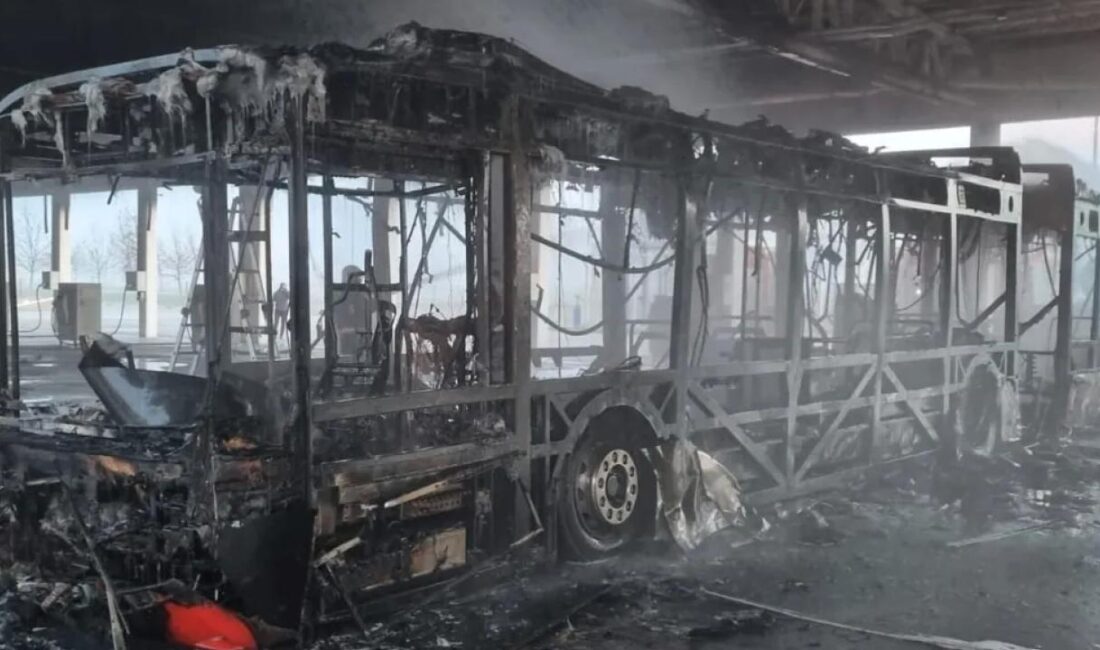 Manisa Şehirler Arası Otobüs Terminali’nde bir elektrikli otobüste çıkan yangın