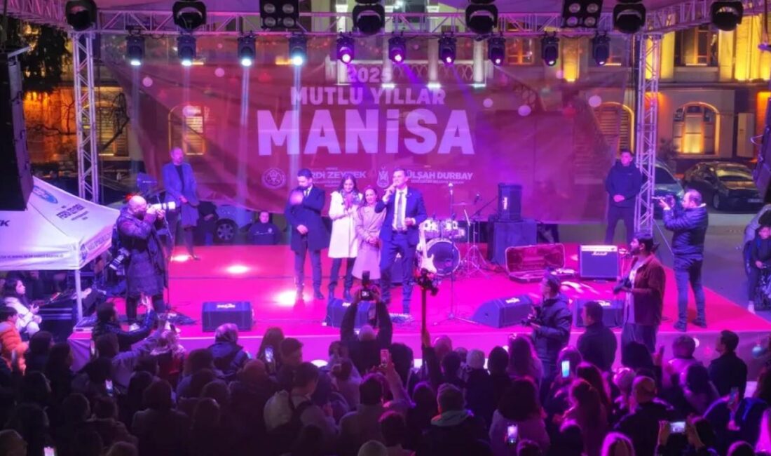 Yaklaşan yeni yıl heyecanını Manisa’nın kalbine taşıyan, rengarenk ve ışıl