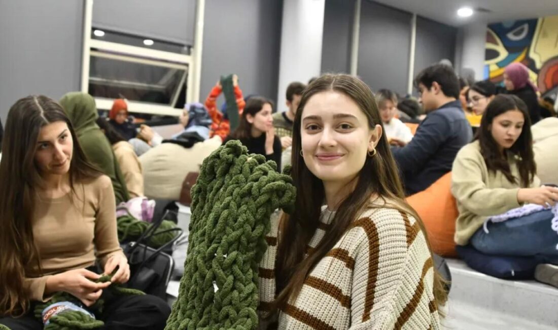 Ankara Büyükşehir Belediyesi, Genç Akademi Ulus’ta düzenlenen Atkı Örme Atölyesi’nde