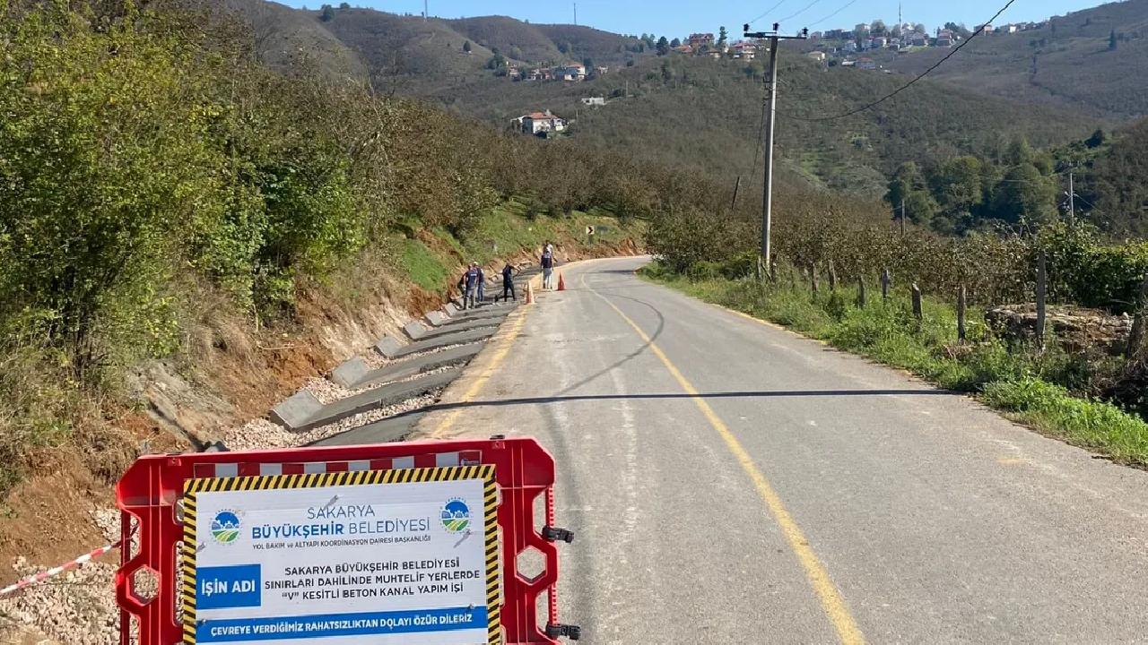 Sakarya Büyükşehir Belediyesi’nin kırsal alanlarda yol güvenliğini artırmak adına başlattığı