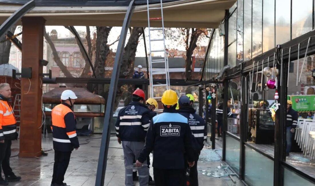 İstanbul Büyükşehir Belediyesi Zabıta Ekipleri, tarihi Sirkeci Gar’ının etrafını temizlemeyi
