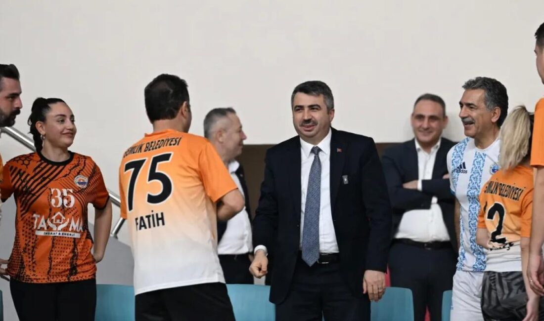 Bursa Belediyeler Birliği'nin düzenlediği Belediyeler Arası Voleybol Dostluk Turnuvası'nı izleyen