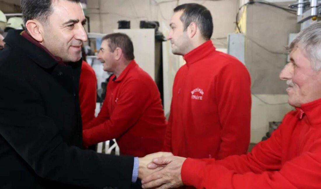 Bilecik Valisi Şefik Aygöl, yılbaşı programları kapsamında Bozüyük İtfaiye Müdürlüğünü