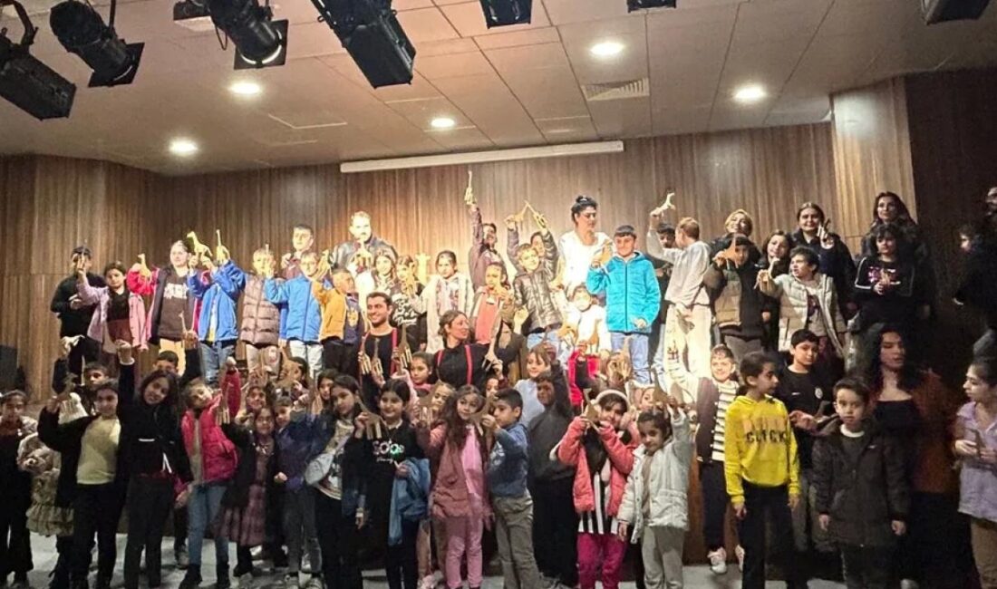 İzmir Büyükşehir Belediyesi’nin “yerinde hizmet” anlayışıyla kentin farklı mahallelerinde kurduğu
