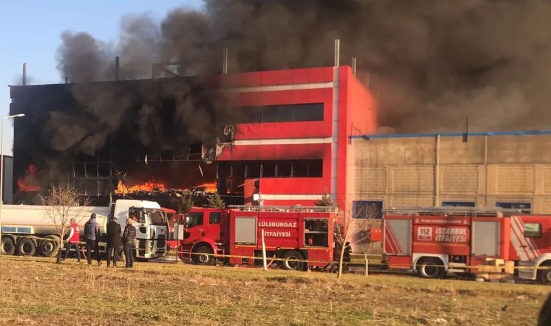 Kırklareli'nin Lüleburgaz ilçesinde bir oyuncak fabrikasında bilinmeyen nedenden dolayı yangın
