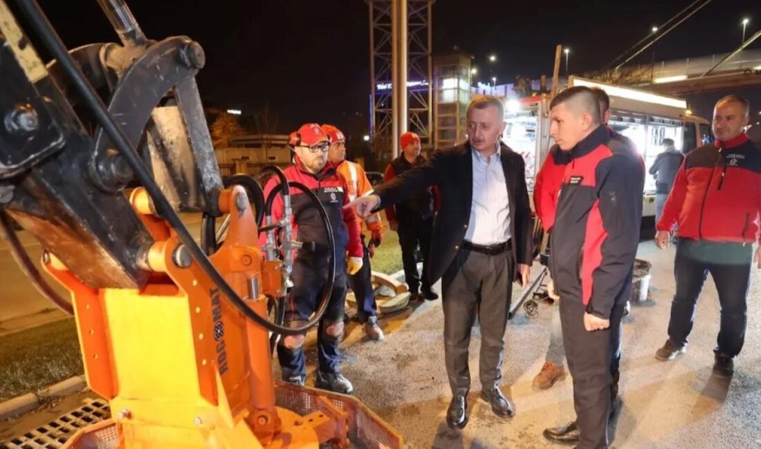 Kocaeli Büyükşehir Belediyesi’ne bağlı yol bakım ekipleri yeni yıl gecesi
