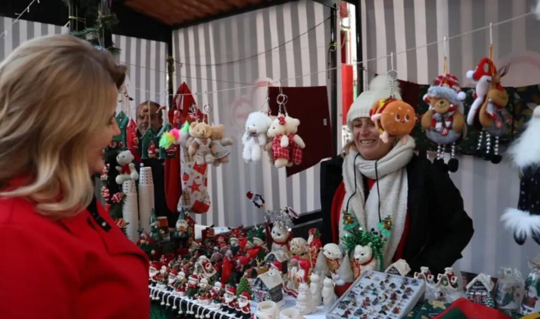İzmit Belediye Meydanı, yılbaşı coşkusunu doyasıya yaşatıyor. İzmit Belediyesinin öz