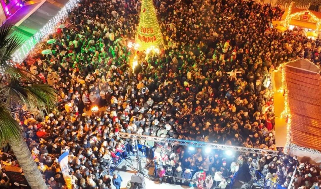 Bursa'nın Mudanya ilçesinde vatandaşlar yeni yılı Mütareke Meydanı’nda günler öncesinde
