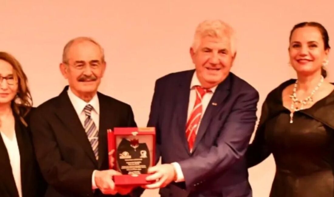 Eskişehir eski Büyükşehir Belediye Başkanı Yılmaz Büyükerşen, Hollanda 9. Altın