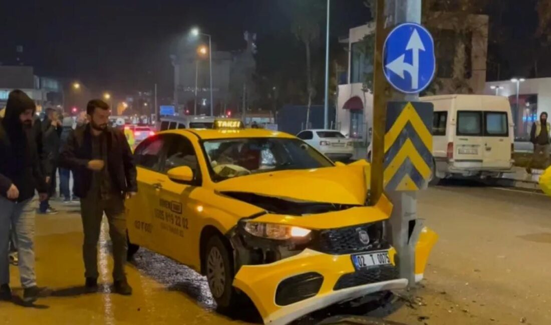 Adıyaman'da eski Valilik binası önünde meydana gelen trafik kazasında taksi