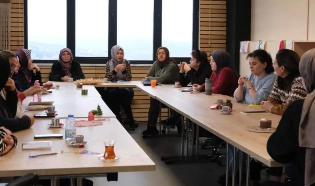 Kocaeli Büyükşehir Belediyesi’nin Anne Şehir Merkezleri’nde, “Kitap Kulübü” etkinliklerine giden