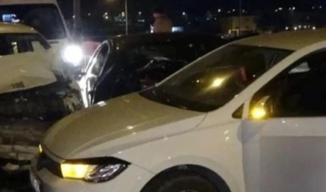 Antalya'nın Kumluca ilçesi Gödene Caddesi'nde meydana gelen trafik kazasında motosikletli