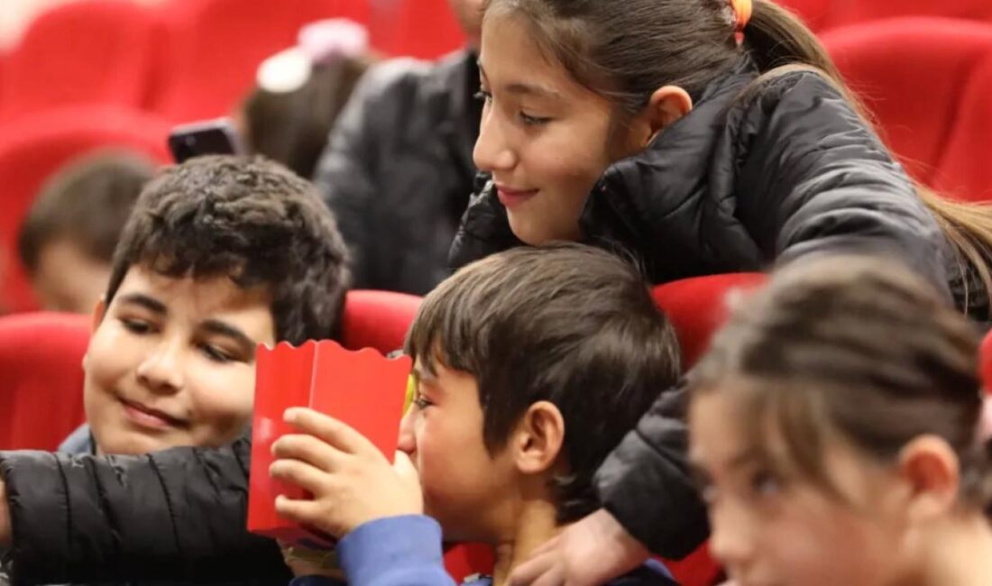 Muğla Büyükşehir Belediye Başkanı Ahmet Aras’ın çocuklara karne hediyesi olan