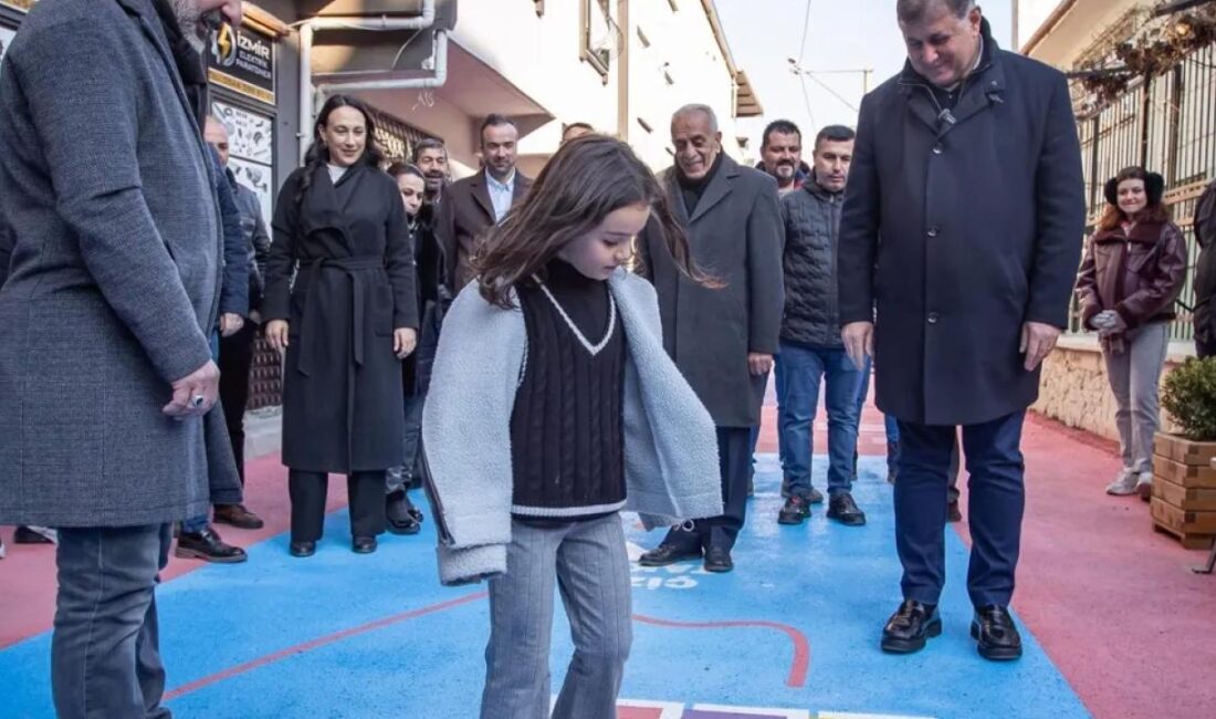 İzmir Büyükşehir Belediye Başkanı Dr. Cemil Tugay, kamusal alanların İzmirlilerin