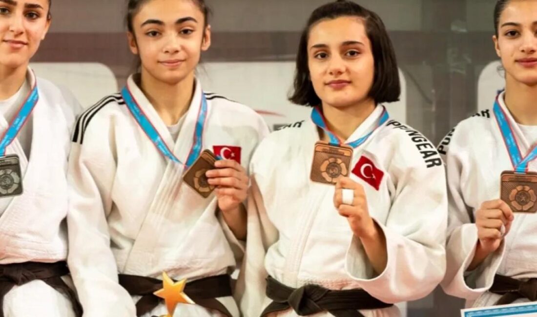 Gemlik Belediyespor, aldığı ulusal ve uluslararası başarılarla yenilerini ekliyor. Futbol