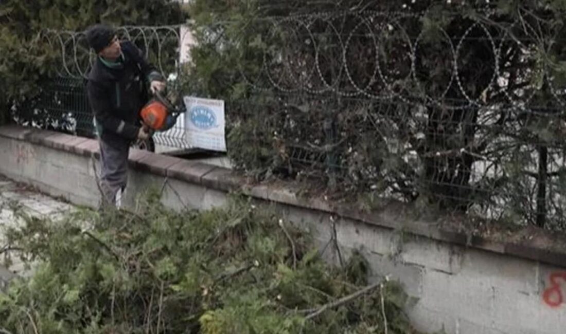 Bursa İnegöl Belediyesi araçlar için tehlike oluşturan ve kaldırımlarda yaya