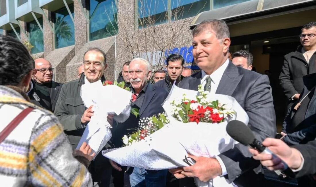 İzmir Büyükşehir Belediye Başkanı Dr. Cemil Tugay, kendisini çiçeklerle ziyarete