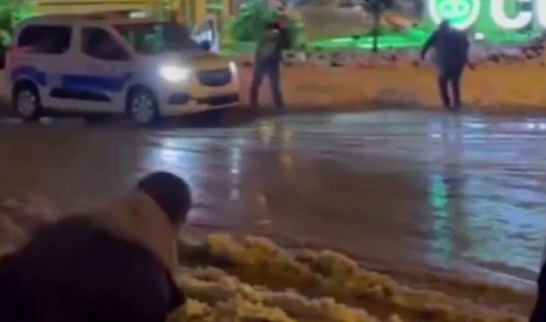 Düzce'de polis ekipleri gece saatlerinde kartopu oynayan çocuklara eşlik etti.