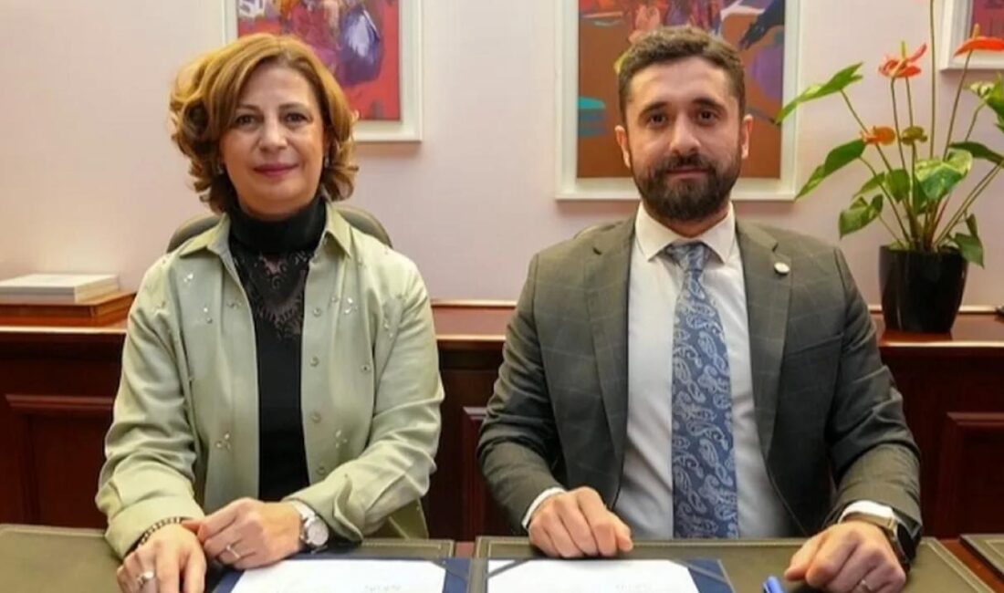 Eskişehir Büyükşehir Belediye Başkanı Ayşe Ünlüce, Eskişehir Eczacı Odası Başkanı
