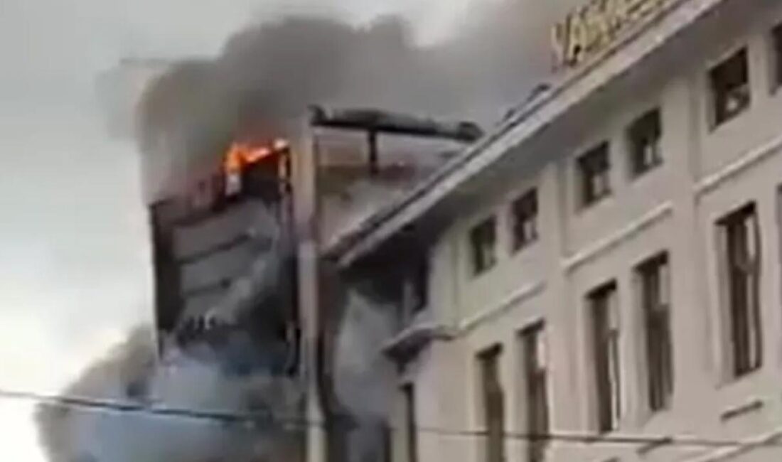 İstanbul Eminönü Meydanı’nda Mısır Çarşısı yakınlarında bulunan binanın dış cephesinde