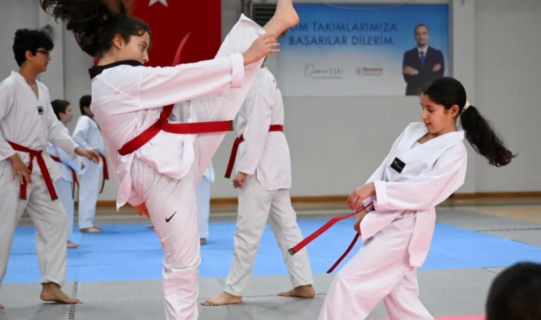 İzmir'de Bornova Belediyesi’nin spor okullarında taekwondo eğitimi alan 95 sporcu,