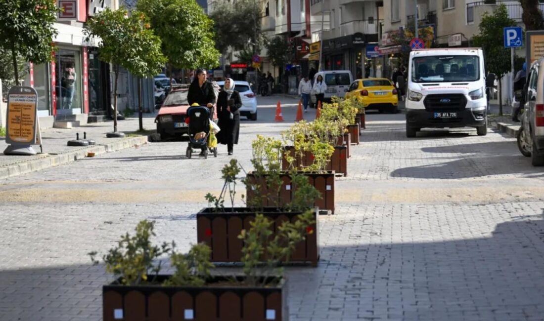 İzmir'de Bornova Belediyesi, Zafer Caddesi'nde trafik akışını düzenlemek ve düzensiz