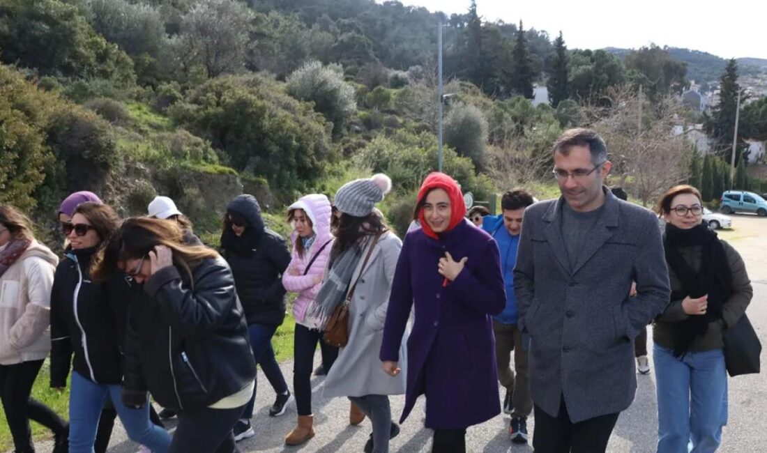 İzmir'de Güzelbahçe Belediyesi Sağlıklı Yaş Alma Merkezi’nde eğitim veren alanında