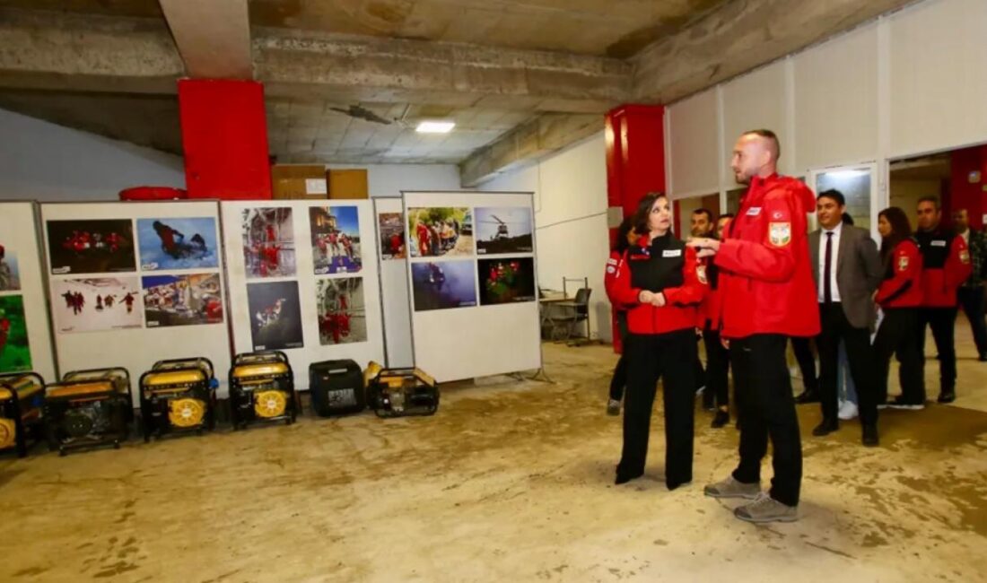 İzmir'in Karabağlar ilçesinde depremin yıldönümü öncesinde Belediye Başkanı Helil Kınay'dan