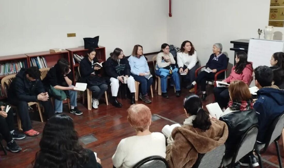 İzmir Büyükşehir Belediyesi’nin 'Kitaplarla Yolculuk' projesi, her ay okunan kitap