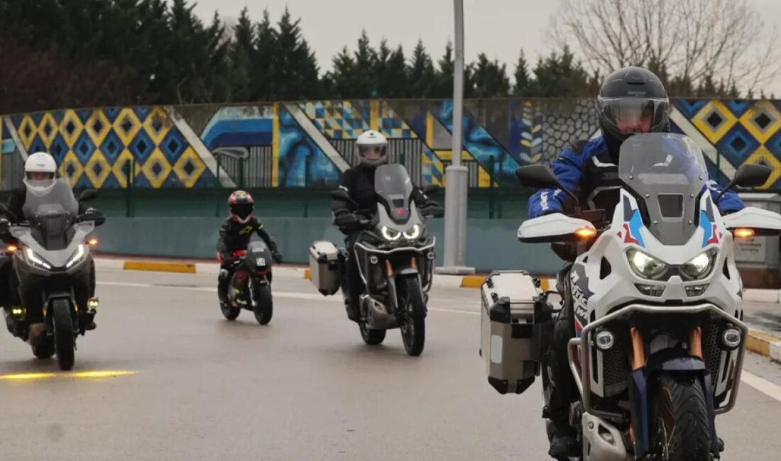 Kocaeli Büyükşehir Belediye Başkanı Doç.Dr.Tahir Büyükakın, bugün Kocaeli Kongre Merkezi’ne