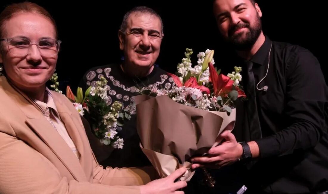 Kocaeli Büyükşehir’in düzenlediği “Ustalara Saygı” konserinde sanatçı Metin Özülkü; Barış