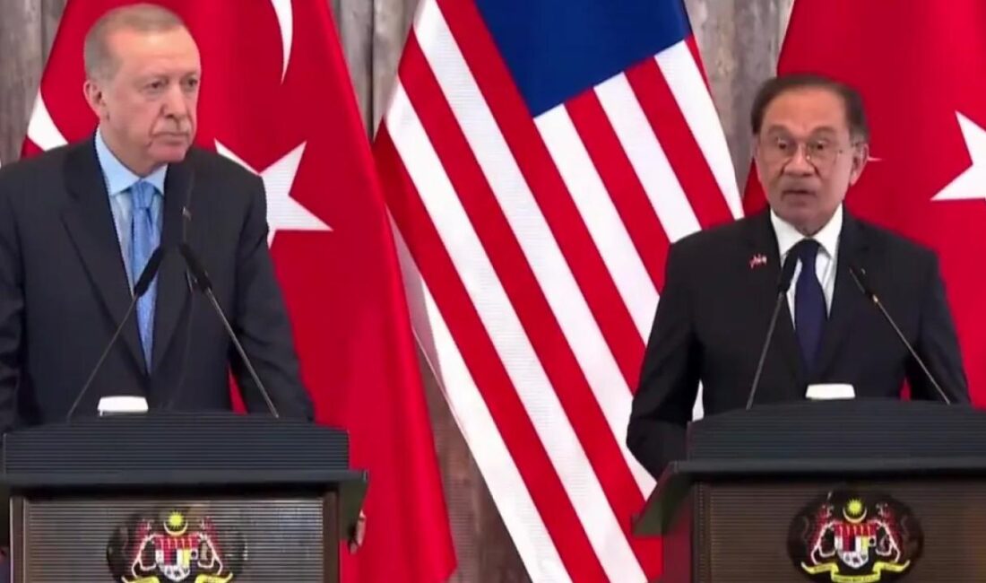 Cumhurbaşkanı Recep Tayyip Erdoğan, Malezya Başbakanı Enver İbrahim ile anlaşmaların