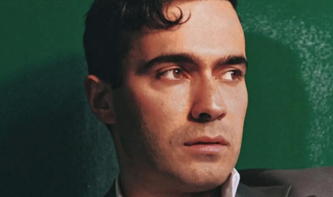Mert Demir, sözleri ve düzenlemesi kendisine, bestesi ise Mert Demir